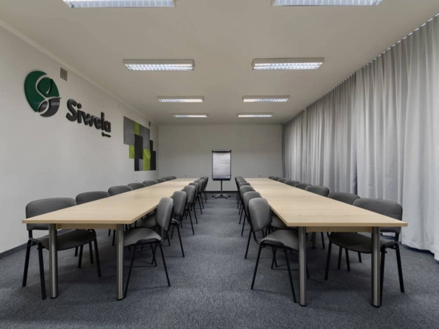 Sala konferencyjna o powierzchni 84m2 (pomieści do 50 osób). Sale konferencyjne wynajem Świdnica Siwela